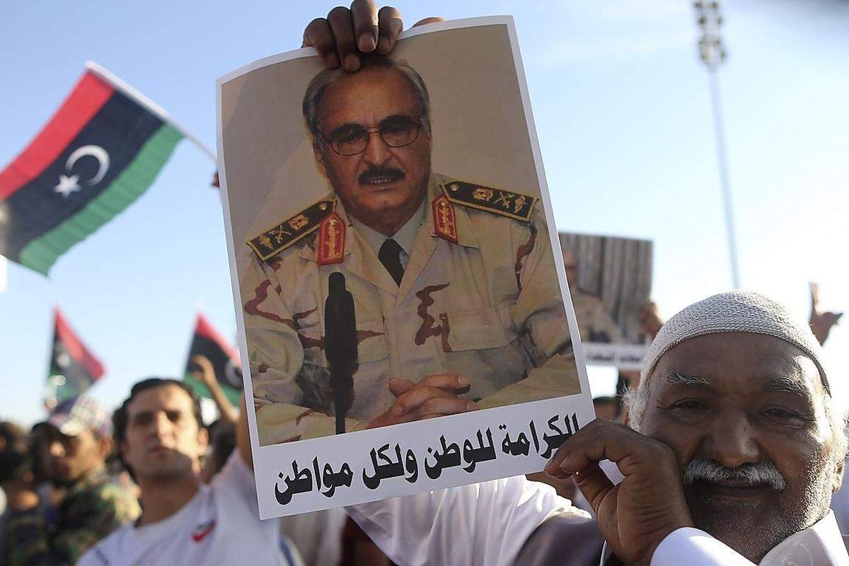 Besondere Unterstützung lässt Ägypten dem libyschen General Khalifa Haftar zuteil werden. Der Ex-Gaddafi-General kehrte 2011 aus dem Exil in den USA zurück, um für die Rebellen zu arbeiten. Nun hat er die Libysche Nationalarmee gebildet, mit der er zunächst vor allem jihadistische Gruppen im Osten des Landes bekämpft hat. Mittlerweile unterstützt er auch die Regierung al-Thinni gegen die „Morgenröte“-Gegenregierung in Tripolis.