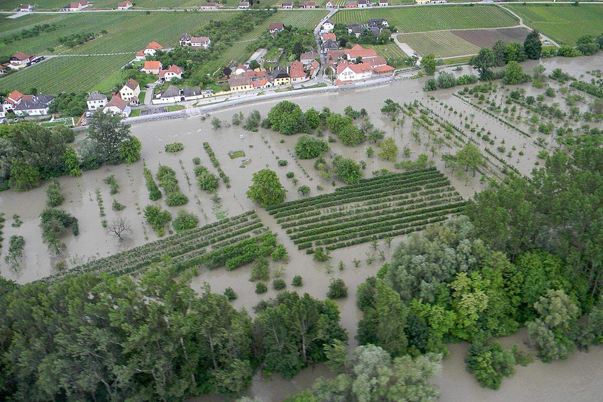 vom Sonntag, dem 2.6.2013 mit 314.441 Aufrufen Das Hochwasser am ersten Juni-Wochenende im vergangenen Jahr hielt Österreich in Atem. Auf dem Foto sind überflutete Felder in Niederösterreich zu sehen.