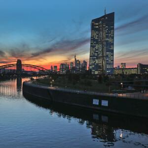 Die Zentrale der Europäischen Zentralbank im Frankfurter Abendlicht.