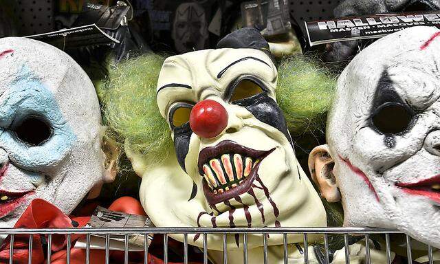 Archivbild: Grusel-Clownmasken im Regal