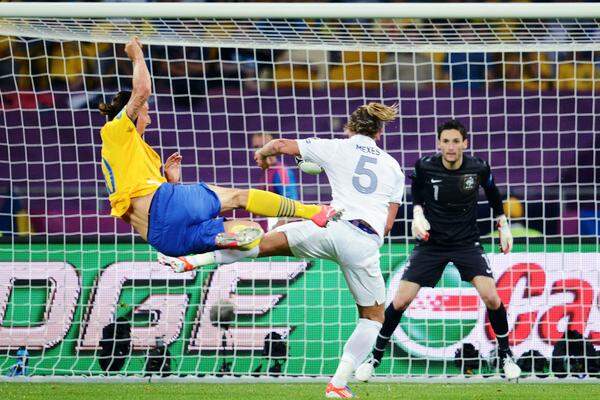 Zuvor erzielte Schwedens Superstar Zlatan Ibrahimović mit einem Traumtor den Führungstreffer. In der 54. Minute übernahm er eine Flanke mit einem Seitfallzieher und verwandelte spektakulär. Als letzte Teams stiegen somit England und Frankreich in das Viertelfinale auf. Dort trifft England auf Italien, Frankreich auf Titelverteidiger Spanien.