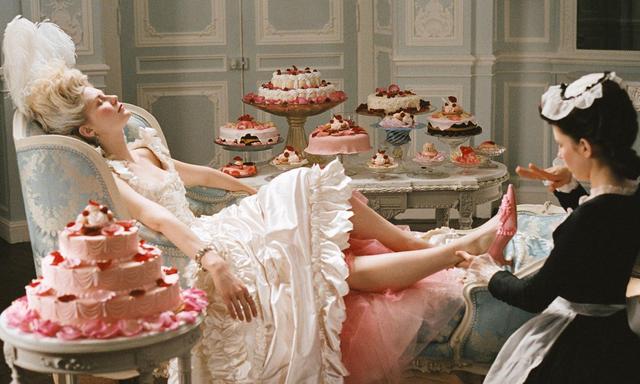Noch heute ein Faszinosum für Forschung, Film und Literatur: Marie-Antoinette (Kirsten Dunst) hier in Sofia Coppolas Film von 2006.