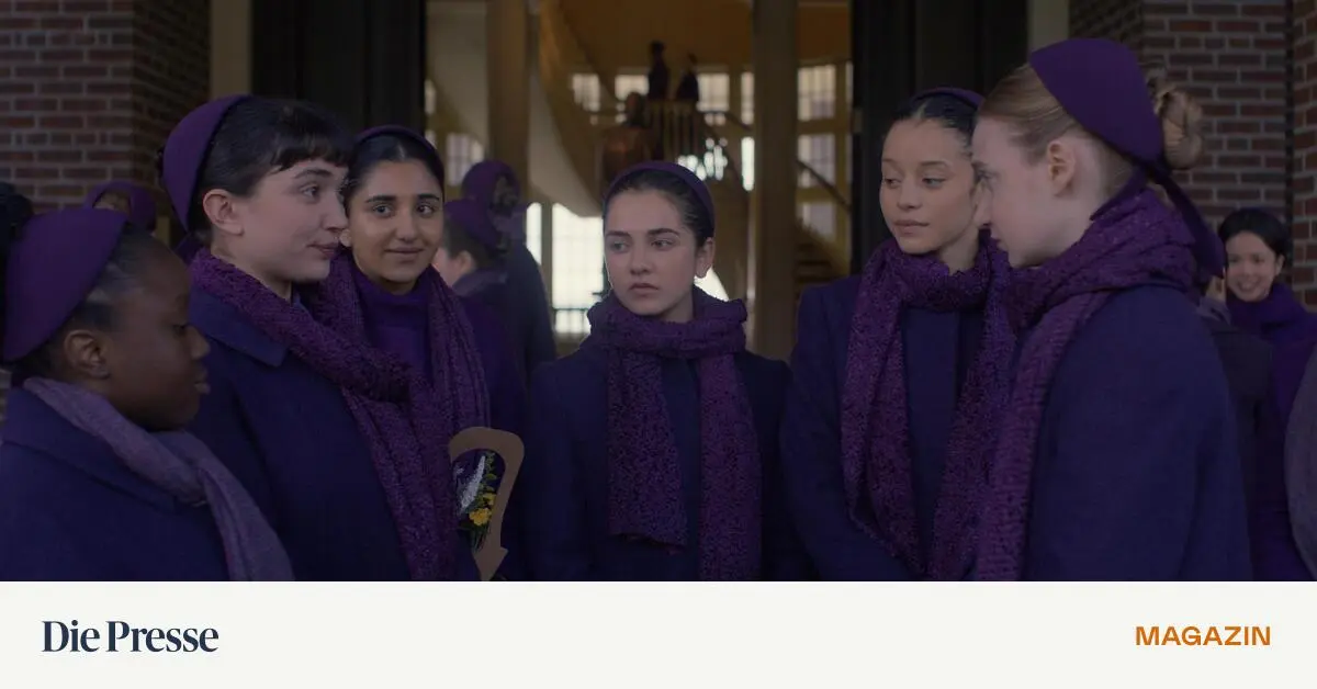 Und-die-M-dchen-jubeln-als-dem-Mann-die-Hand-abges-gt-wird-premium-