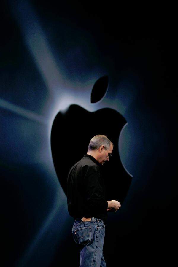 23. August 2011: Steve Jobs trat aus gesundheitlichen Gründen zurück. "Ich habe immer gesagt, sollte jemals der Tag kommen, an dem ich nicht mehr meinen Verpflichtungen als Chef von Apple nachkommen und die Erwartungen erfüllen kann, werde ich der Erste sein, der es Euch sagt. Leider ist dieser Tag gekommen", erklärte Jobs in seinem Rücktrittsschreiben.