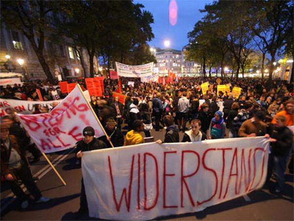 Der Protestmarsch zog von der Hauptuni über den Minoritenplatz zum Schwedenplatz und wieder zurück. Eine der vielen Parolen: "Bildung für alle, sonst gibt's Krawalle".