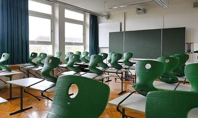 leeres Klassenzimmer, aufgestuhlt, Einzeltische ohne Abstandsregel, Corona-Krise, Deutschland Wiederbeginn der Schule n