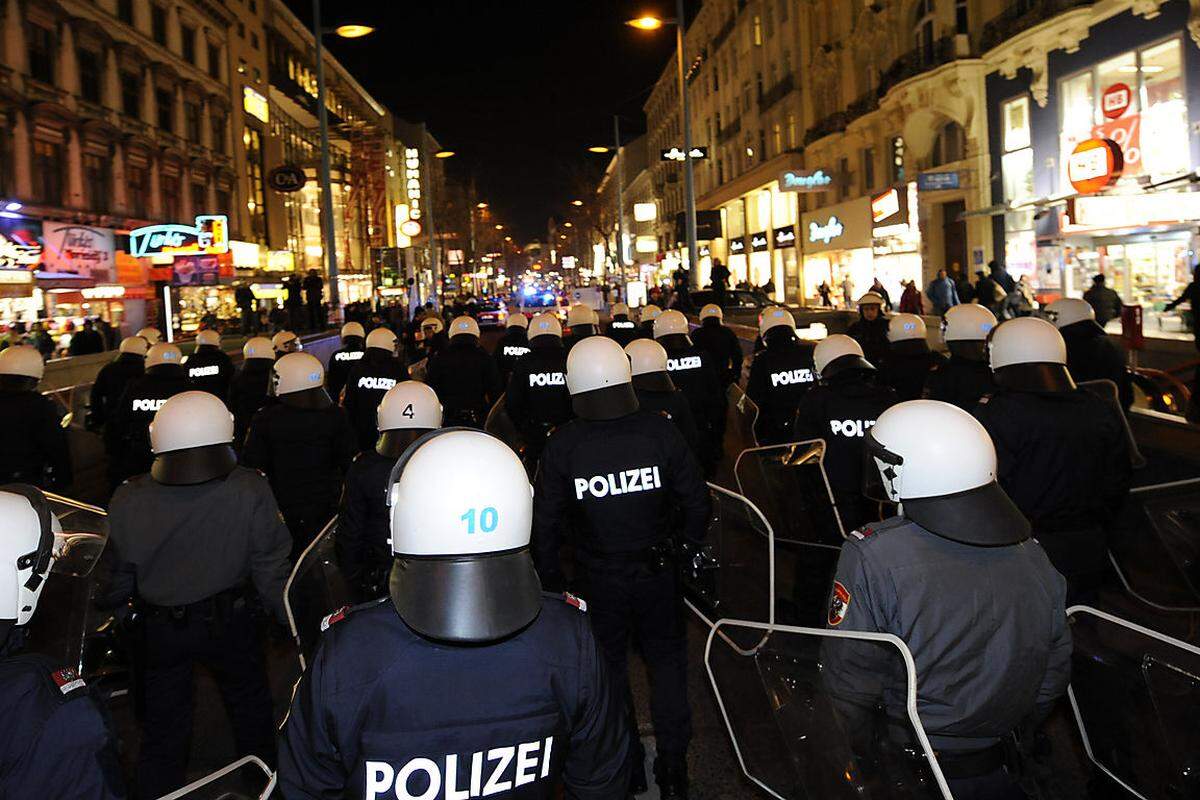 Auf das Verbindungshaus der Burschenschaft Bruna Sudetia wurde ein Brandanschlag verübt. Ein Ballbesucher soll Pfefferspray gegen Demonstranten eingesetzt haben. Der SPÖ-Politiker Albrecht Konecny (Bild) wurde nach dem Protest verletzt. Im Verlauf der Ballnacht wurden 20 Personen festgenommen, drei Ballgäste sowie fünf Polizisten verletzt und ein Sprengsatz sichergestellt.