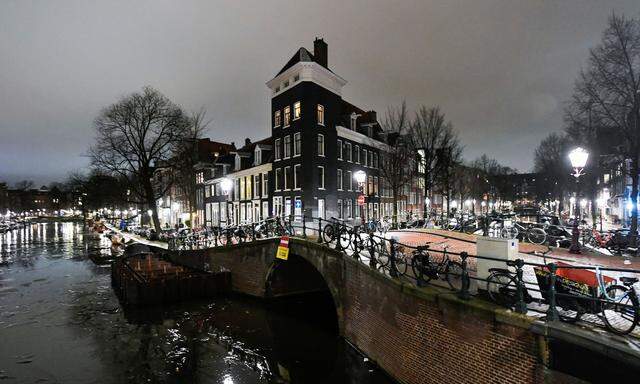 Amsterdam hat sich zum Ziel gesetzt, auch die Zahl der Anrainerpark-Berechtigungen (das Pendant zum Wiener Parkpickerl) zu reduzieren.