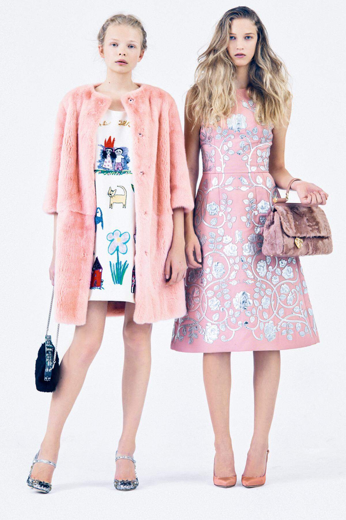 Dolce &amp; GabbanaLinks: Nerzmantel, Kleid in A-Linie, bestickt mit Applikationen von Kinderzeichnungen, Pumps mit Pailletten bestickt und Tasche. Rechts: Kleid mit Lederapplikationen, Tasche und Pumps.