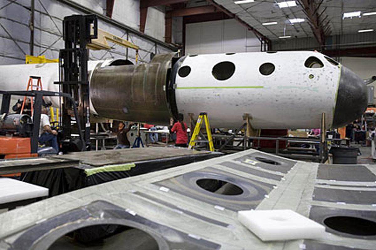 Bransons Unternehmen Virgin Galactic arbeitet seit vier Jahren gemeinsam mit dem US-Flugzeugdesigner Burt Rutan an dem Projekt. Im vergangenen Jahr erlitt es einen Rückschlag, nachdem bei einer schweren Explosion auf dem Testflughafen drei Techniker ums Leben gekommen waren. Fertigungshalle des Mutterschiffs