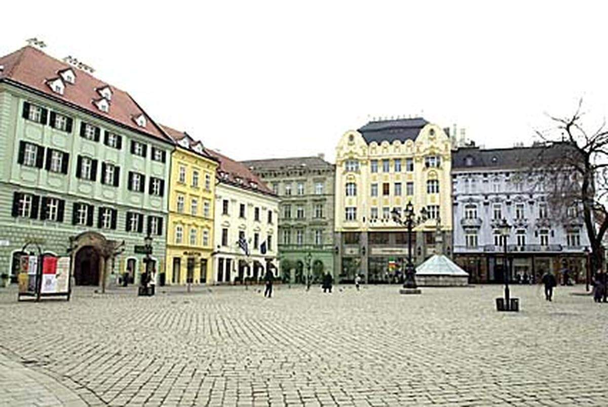 Auf dem Platz vor dem Alten Rathaus im Herzen der Altstadt finden regelmäßig Märkte und Veranstaltungen statt.