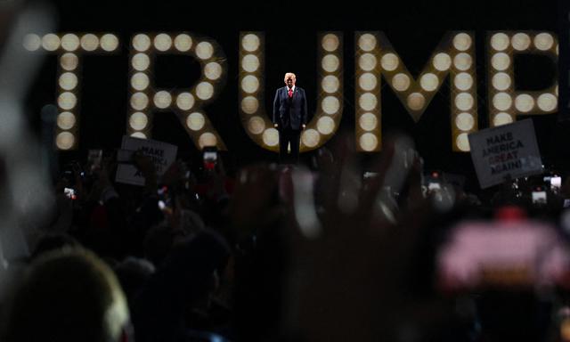 Donald Trump am Donnerstagabend auf der Bühne des Fiserv Forum in Milwaukee, Wisconsin