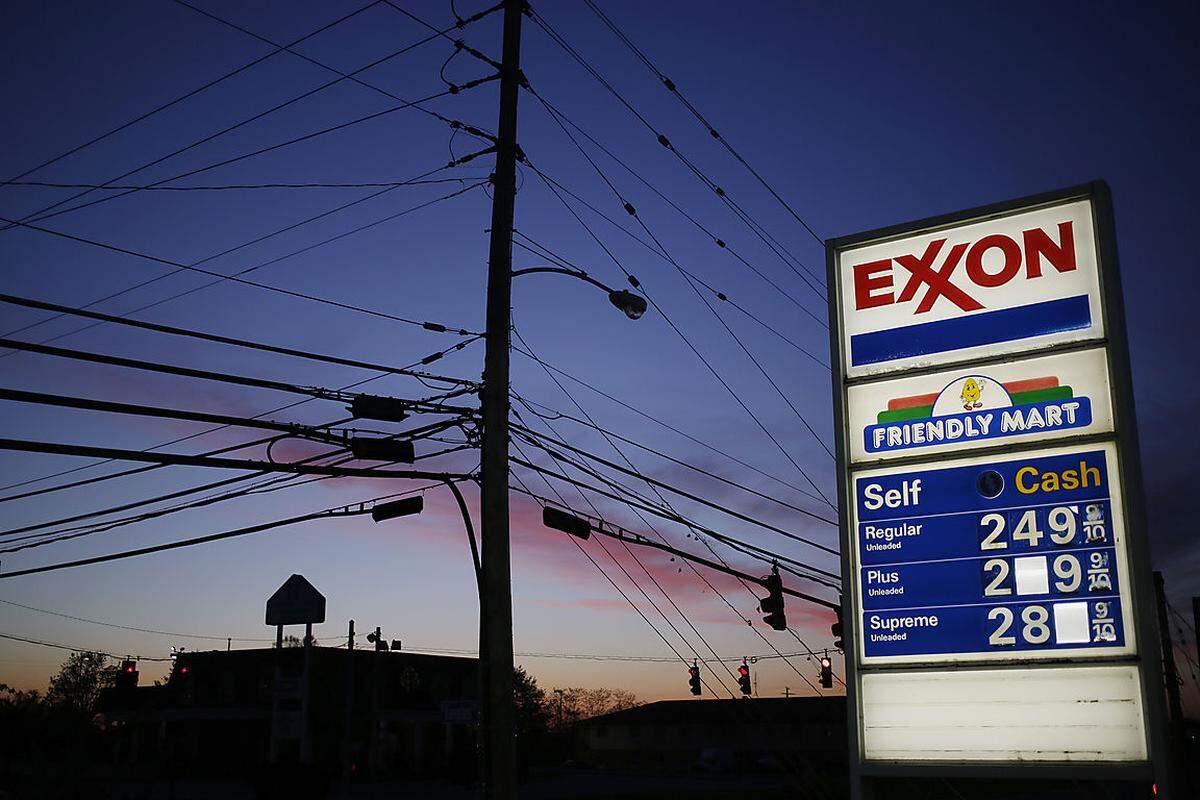 Mit einer Marktkapitalisierung von 348 Milliarden Euro hat es der US-Ölriese Exxon Mobil dieses Mal nicht einmal unter die Top 3 geschafft - dabei ist es gar nicht so lange her, da hat Exxon das EY-Ranking angeführt.Doch mittlerweile haben die IT-Konzerne die Spitzenplätze erobert ...