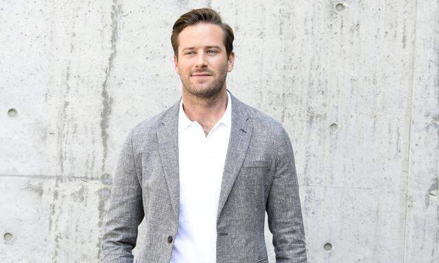 Der US-amerikanische Schauspieler Armie Hammer spielt in seinem neuesten Streifen „Final Portrait“ den Journalisten James Lord, der dem chaotisch-genialen Maler und Bildhauer Alberto Giacometti Portrait sitzt.