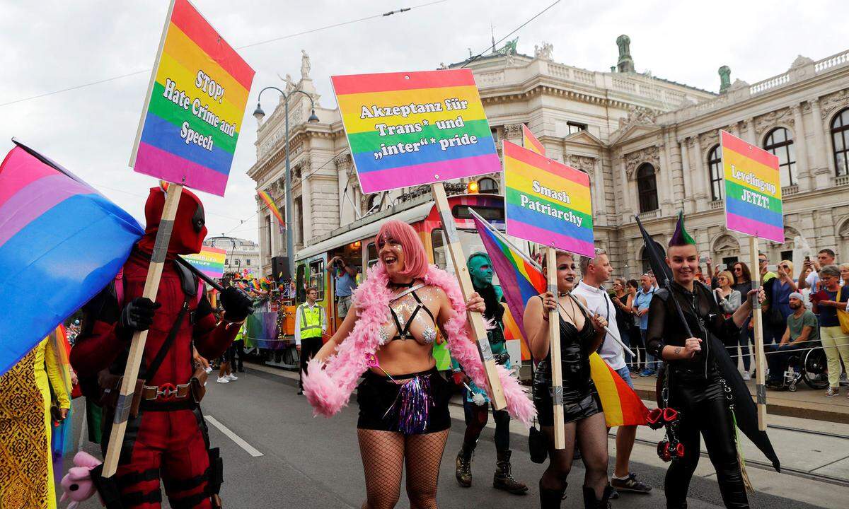 Angeführt von zwei Straßenbahngarnituren in Regenbogenfarben und einer Gruppe hupender Motorradfahrer bewegte sich die Demonstration unter dem Motto "Love, Respect and Solidarity" über die Wiener Prachtstraße.