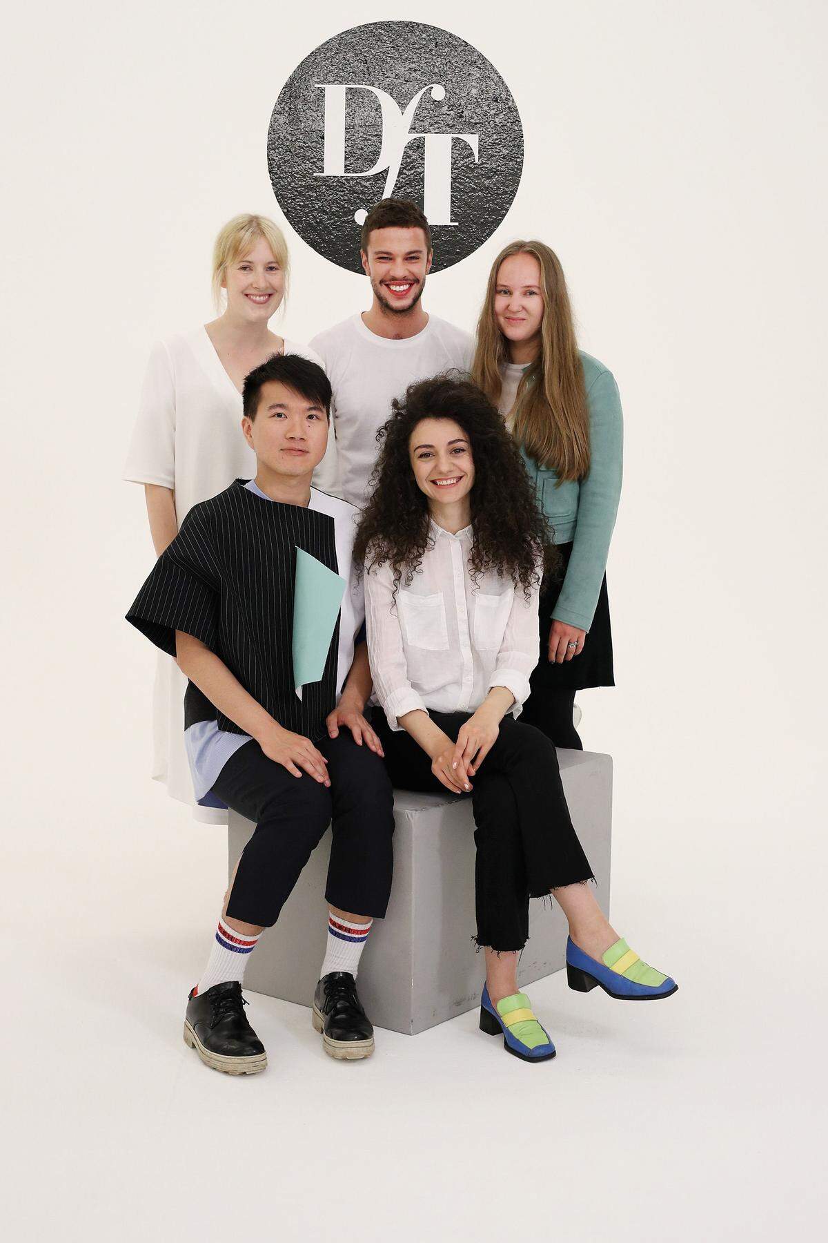 Die Gewinnerin Edda Gimnes (London College of Fashion, Großbritannien) mit David Kälble (Akademie Mode &amp; Design Düsseldorf, Deutschland), Elisa Kley (Hochschule Hannover, Deutschland), Marc Morris Mok (University of the Arts London, Großbritannien) und Ancuta Sarca (University of Art and Design Cluj Napoca, Rumänien), konnten sich durchsetzen.