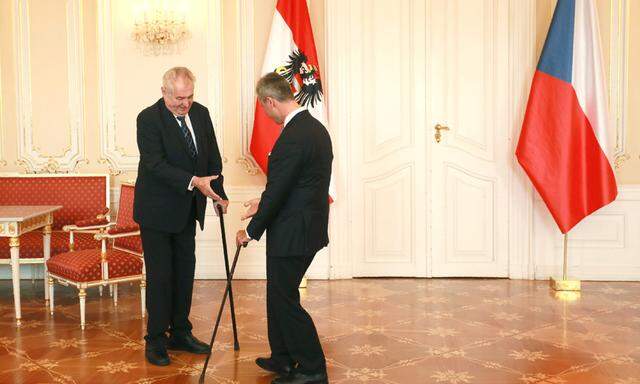  Zwei Männer mit Stock. Miloš Zeman, Tschechiens Präsident, empfing Norbert Hofer, den FPÖ-Präsidentschaftskandidaten, in der Prager Burg.