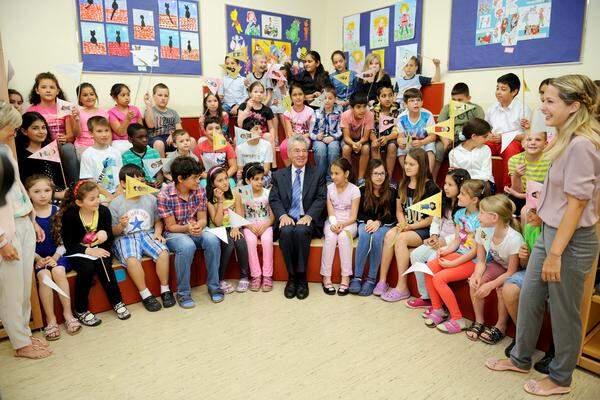 Umringt von Kindern bei der "Presse"-Leseratten-Aktion in der Volksschule Molitorgasse.