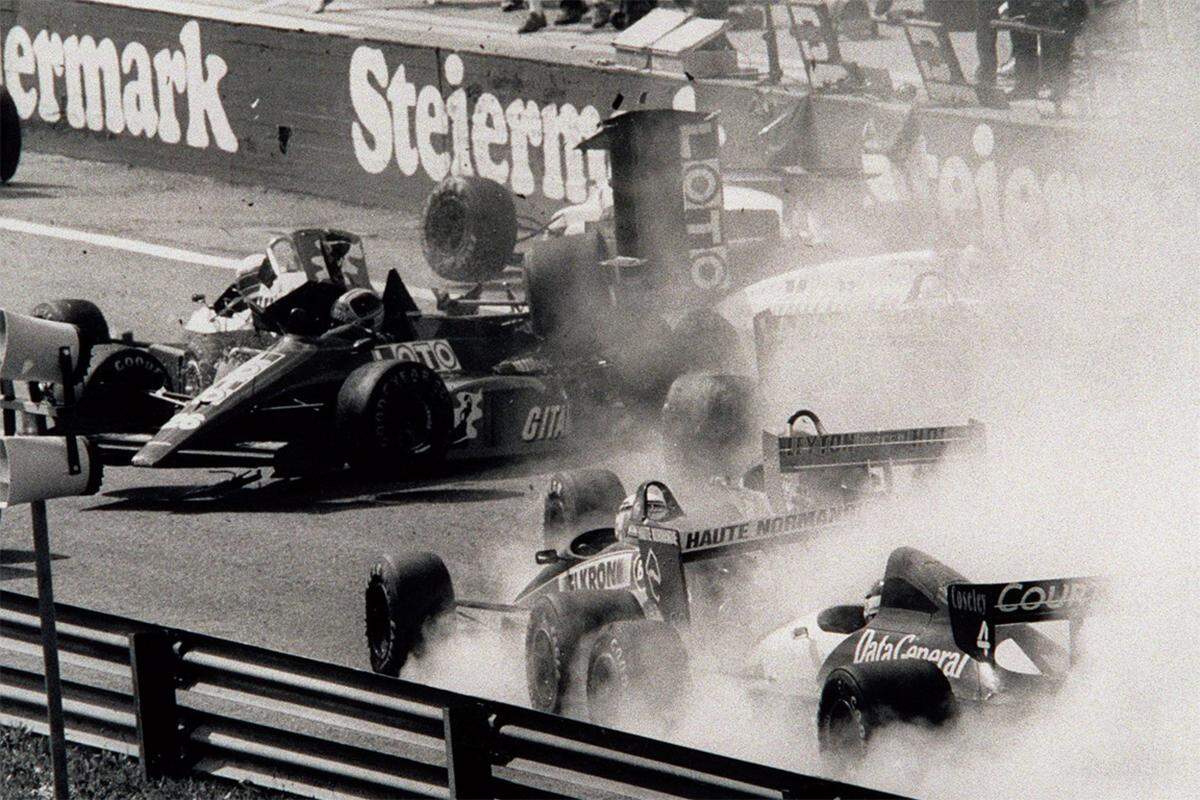 Zwei Startkollisionen verursachten einen Millionenschaden. Nigel Mansell und Nelson Piquet sorgten für einen Williams-Doppelsieg, Berger schied im Ferrari mit Motorschaden aus.Danach verabschiedete sich die Formel 1 aus Österreich. Die Strecke war nicht mehr zeitgemäß.