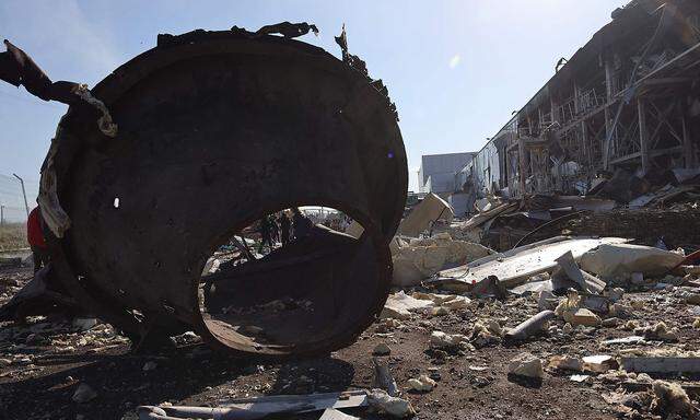 Ein Wrackteil einer Rakete neben dem zerstörten Einkaufszentrum in Odessa.