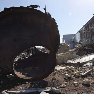 Ein Wrackteil einer Rakete neben dem zerstörten Einkaufszentrum in Odessa.