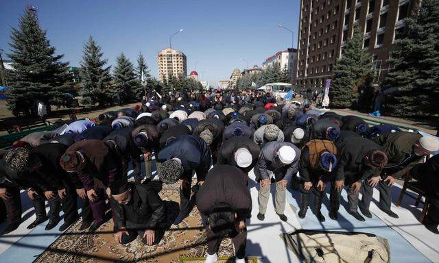 Massengebet in Magas: Der Protest gegen einen Landtausch bedient sich islamischer Praktiken.