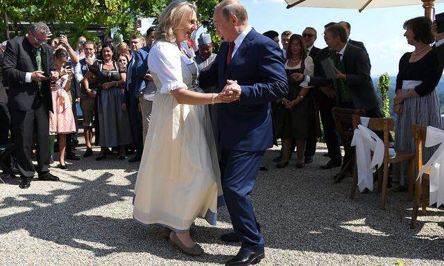 Kneissls Hochzeitstanz mit Putin im August 2018.