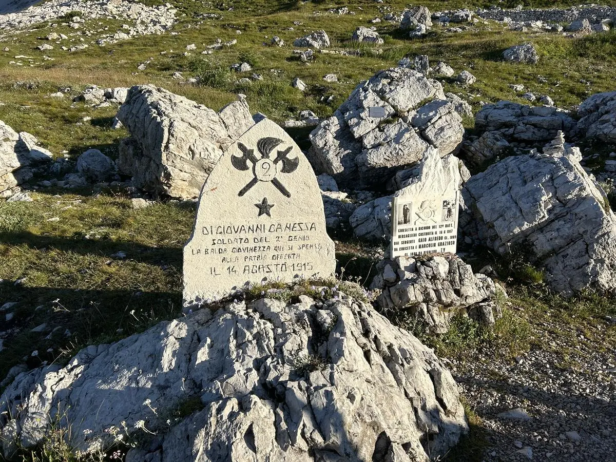 There and there you come across the remains of the First World War, such as bombing points, trenches, bunker systems and memorial stones.