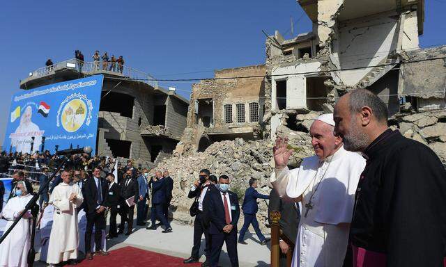 Inmitten der Ruinen von Mossul gab Papst Franziskus seiner Überzeugung Ausdruck, dass „die Geschwisterlichkeit stärker ist als der Brudermord, die Hoffnung stärker als der Tod, der Friede stärker als der Krieg“. 