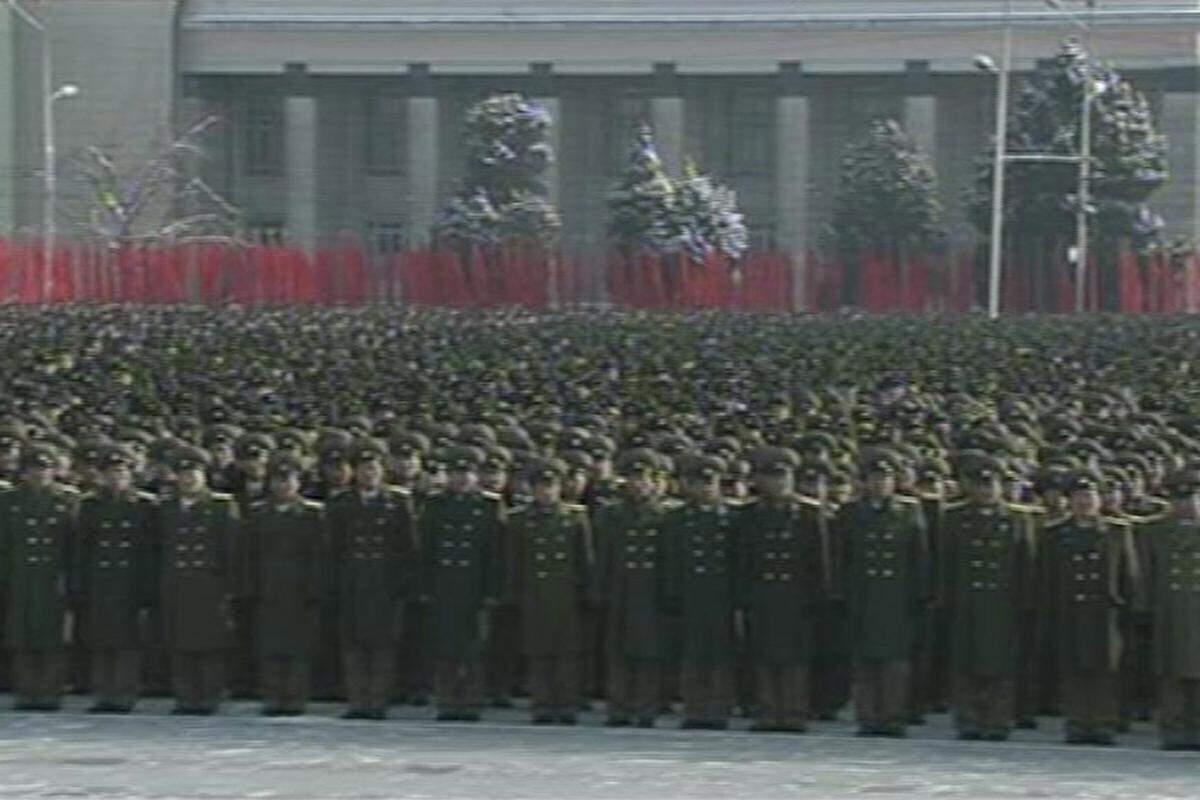 Die mit 1,2 Millionen Mann gewichtige Armee sicherte dem Sohn des verstorbenen "lieben Führers" Kim Jong-il ihre Gefolgschaft zu.