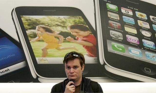 Customer looks over Apple iPhone 3GS in San Francisco retail store