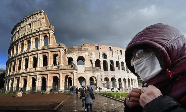 Sightseeing mit Schutzmaske in Rom. Italien und andere Länder wollen Touristen zurückholen.
