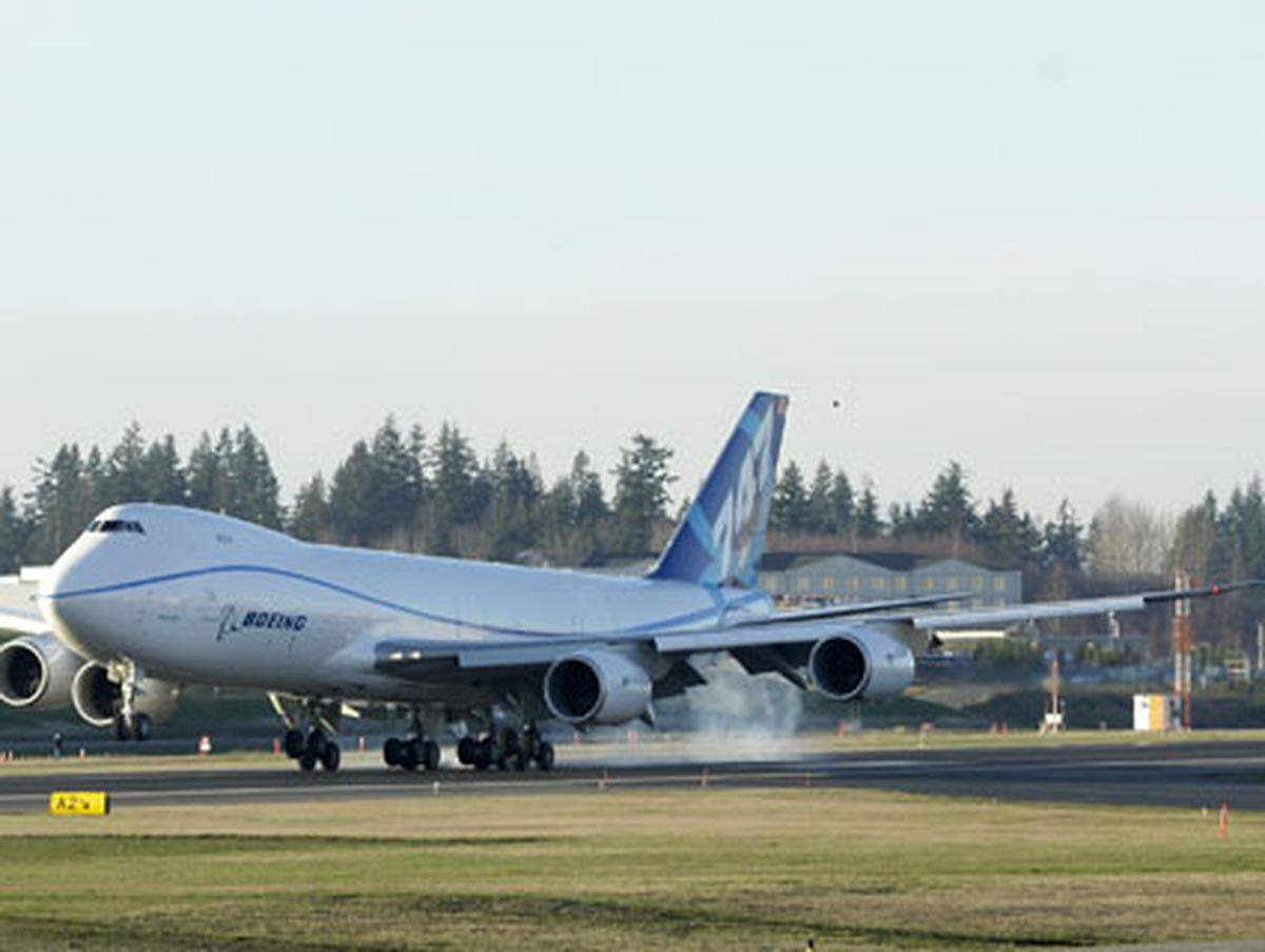 Dafür ist 747-8 mit 76,3 Metern etwas länger....