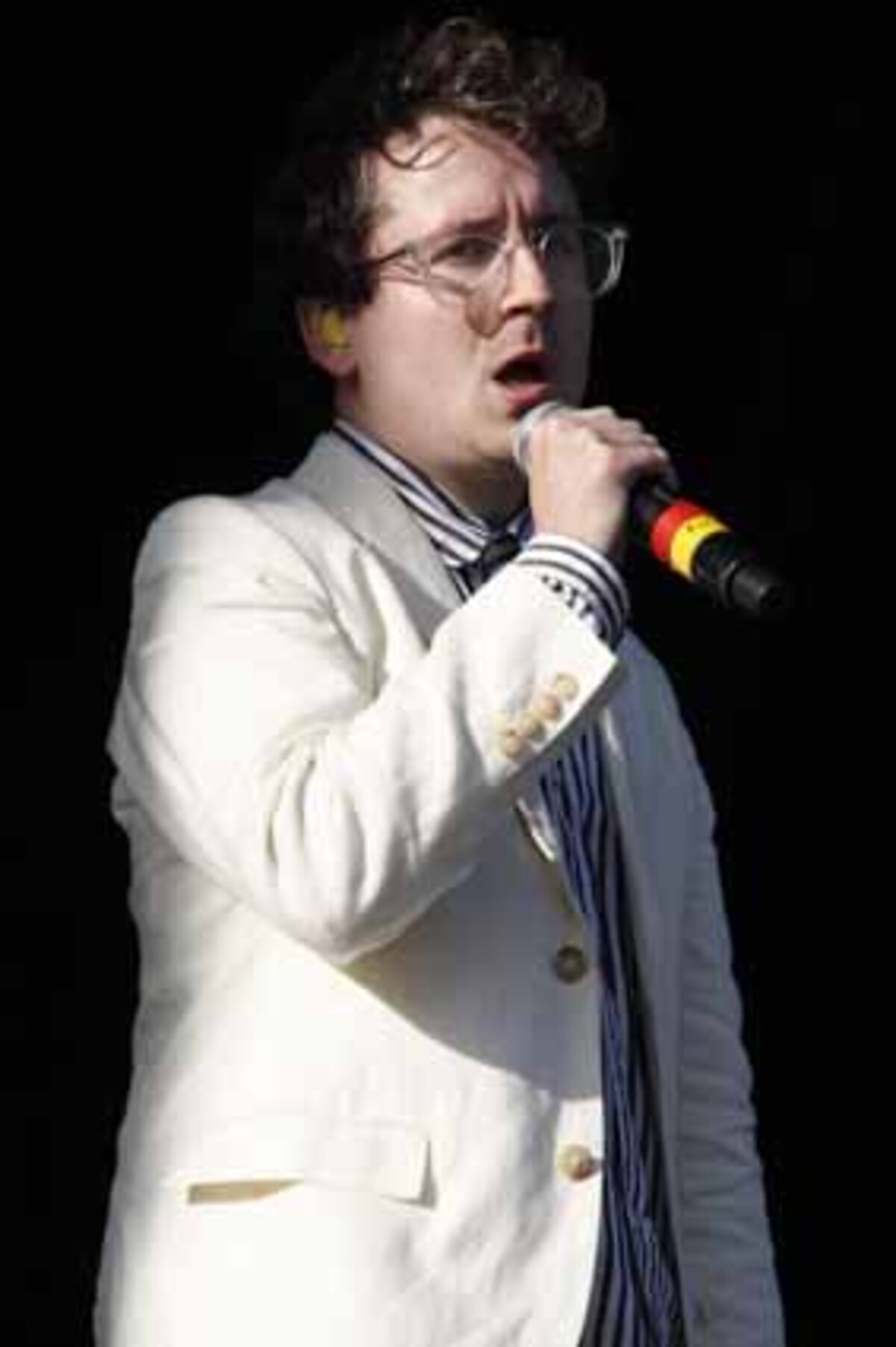 Zu früh am Tag schien es indes für Hot Chip auf der zweiten Bühne zu sein: Die Sonne bleichte die Verkoppelung aus Poprock und nachtschwarzer Elektronik zu Beginn aus.