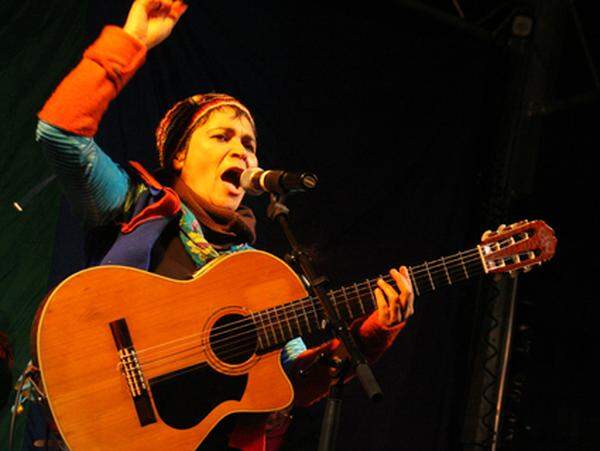 ... und die in Wien lebende brasilianische Sängerin Celia Mara, die dem etwas durchgefrorenen Publikum kräftig einheizt.