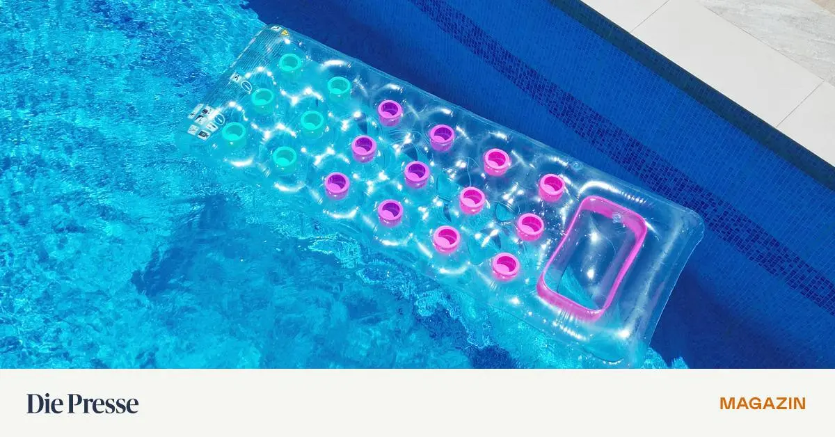 Mit-Fu-fessel-am-Pool-premium-