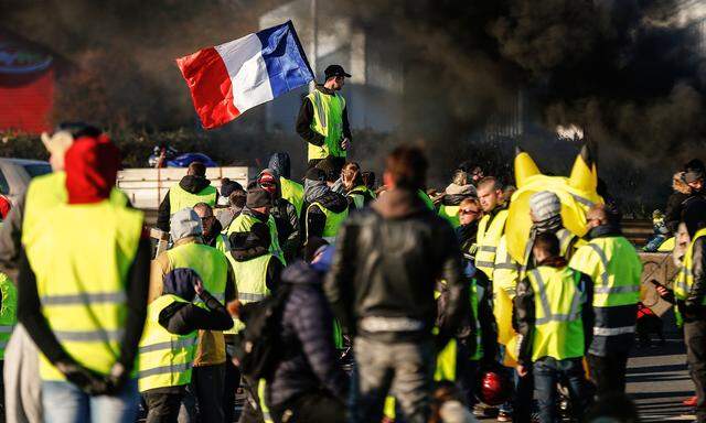 Seit Samstag protestieren die „gilets jaunes“ quer durch Frankreich gegen höhere Spritpreise – und gegen Präsident Macron. 