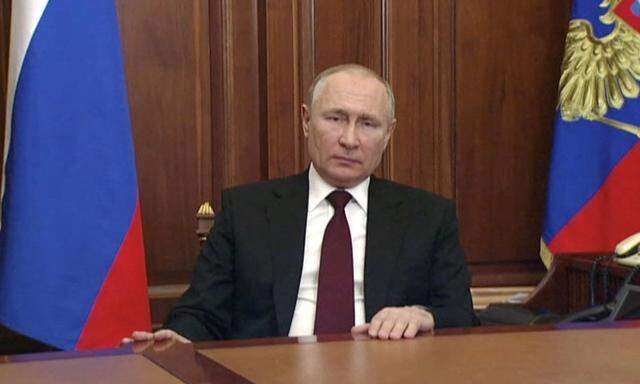 Wladimir Putin bei seiner TV-Ansprache am Montagabend. 