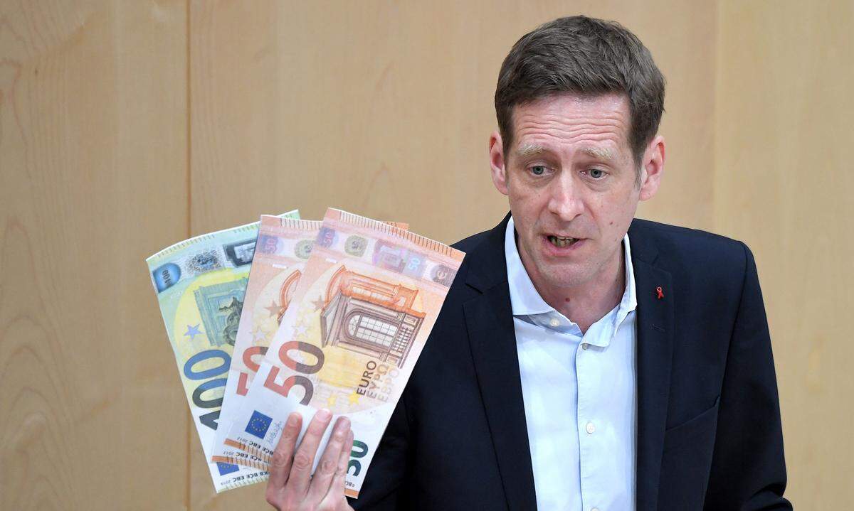 "Die ÖVP glaubt, sie kann sich vordrängen an der Kassa." - Jan Krainer (SPÖ) macht sich in der Aktenauswertungsschlange des ÖVP-Korruptions-U-Ausschusses breit. Das Verhalten der Volkspartei "gehe" aber weder im Supermarkt, noch im U-Ausschuss.
