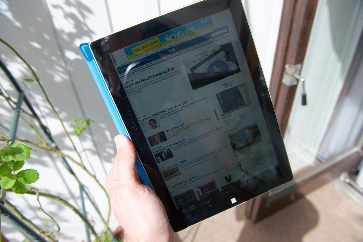 Da das Surface 3 nun über einen Touchscreen im 3:2-Format verfügt (wie der große Bruder Surface Pro 3), ist das Microsoft-Tablet nun auch im Hochformat recht gut zu nutzen. Das macht sich insbesondere beim Lesen von Websites bezahlt. Im Gegensatz zum Surface Pro 3 lädt das geringere Gewicht auch mehr dazu ein, das Surface 3 in die Hand zu nehmen.
