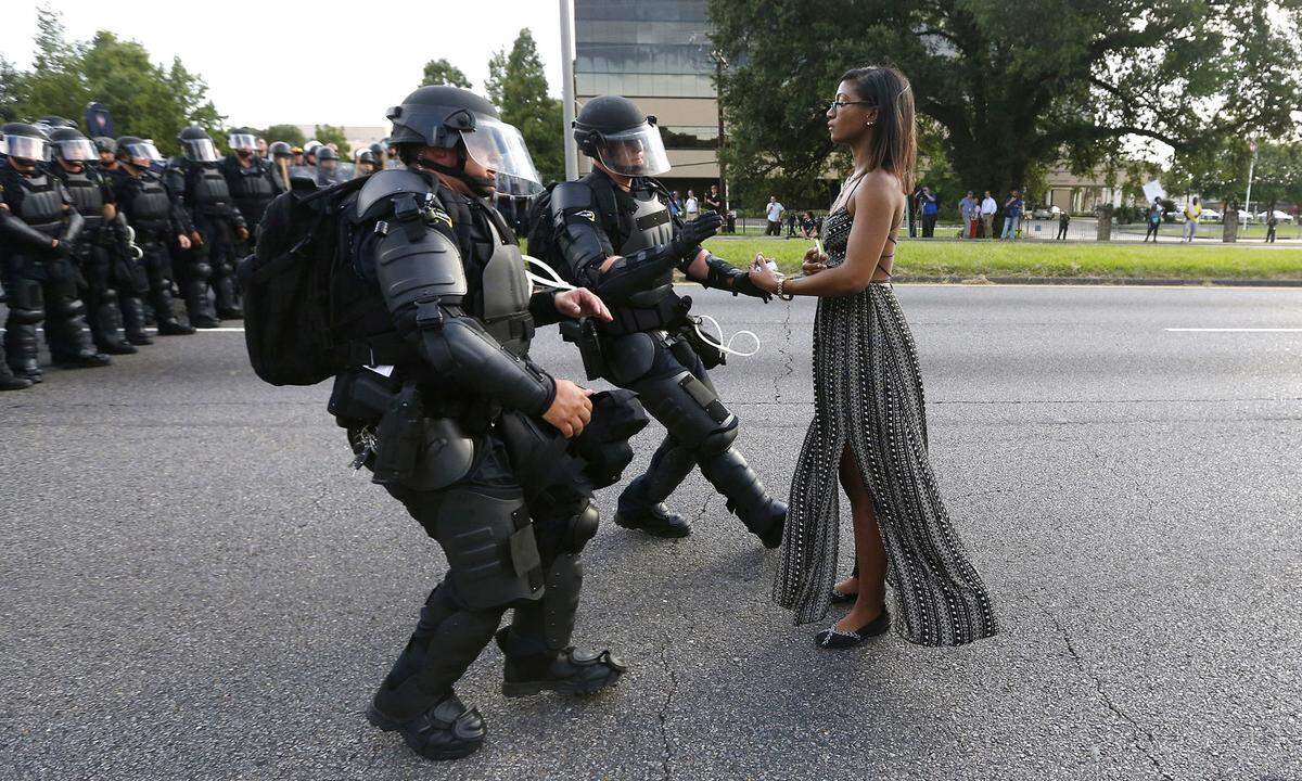 9. Juli 2016. Eines dieser Bilder, die eine Art ikonischen  Charakter haben und weltweit verbreitet wurden: Aktivistin Ieshia Evans wich bei einer Protestaktion gegen Polizeigewalt nicht vor der Polizei zurück.