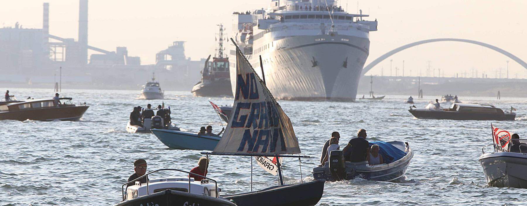 Venice 25 09 2016 Peaceful Demonstration of NO BIG SHIPS Committee against the presence of cruise