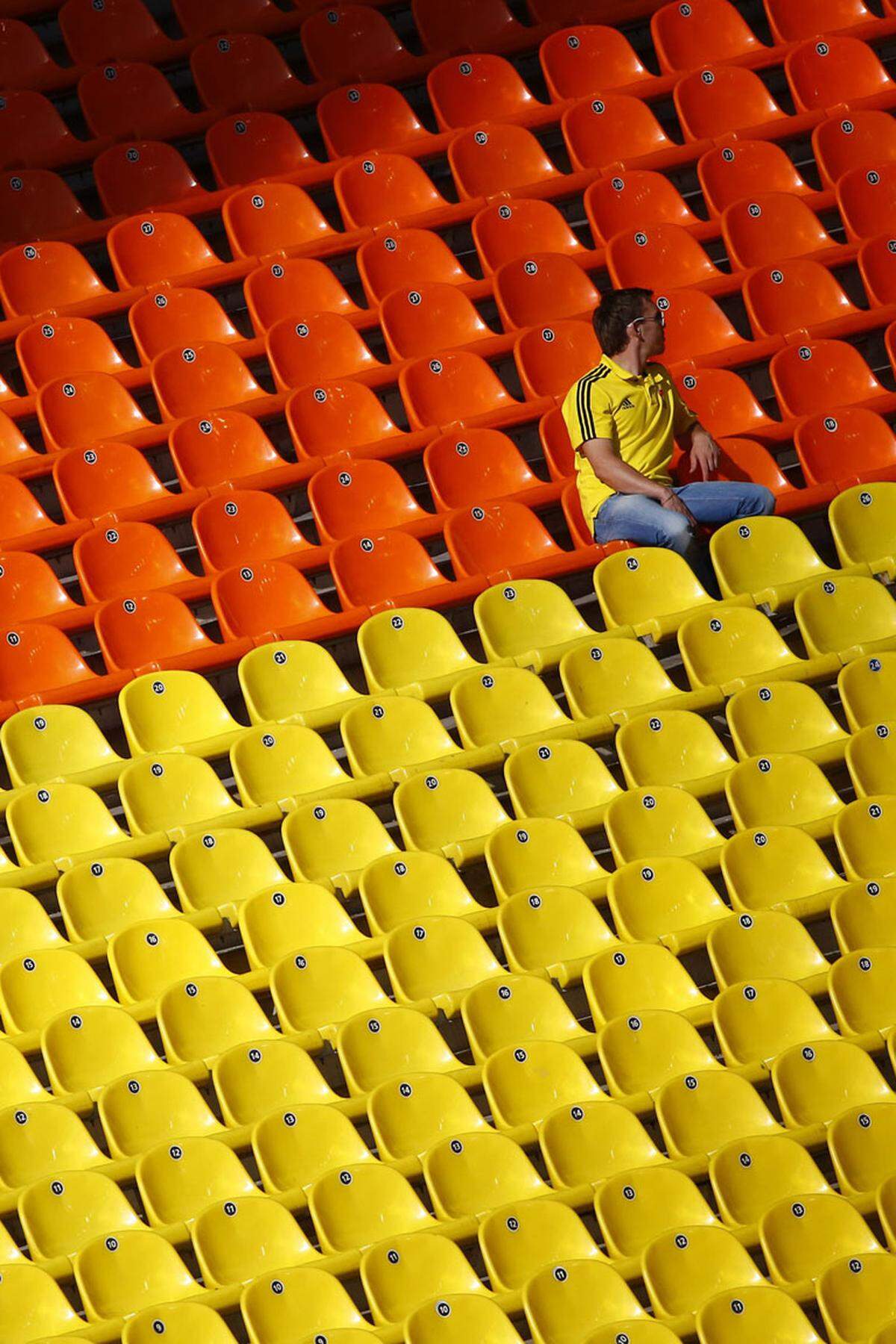 Moskau hat zwar zwölf Millionen Einwohner, aber selbst das hat bis jetzt bei der Leichtathletik-WM noch nicht ausgereicht, das Luschniki-Stadion zu füllen. Auch bei den bisherigen Highlights von Bolt und der einheimischen Isinbajewa im Stabhochsprung war die rund 85.000 Zuschauer fassende Arena nur zu drei Viertel voll. Ausreden gibt es keine, denn: Die billigste Karte kostet 150 Rubel (3,42 Euro), alle Plätze sind überdacht. Das Stadion ist zwar alt, aber ein immer noch herzeigbar, das Wetter ist gut und das Gastgeberland auch mit Medaillenchancen bedacht.
