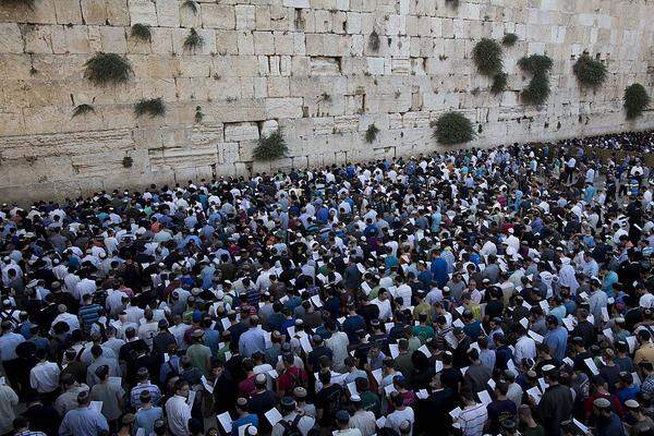 In Israel wurde in der Zwischenzeit immer wieder für die Entführten gebetet, hier etwa am 15. Juni an der Klagemauer.