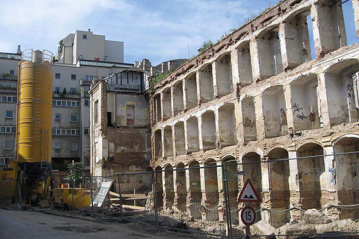 Weiter: Bilder von der Ruine und der Baustelle