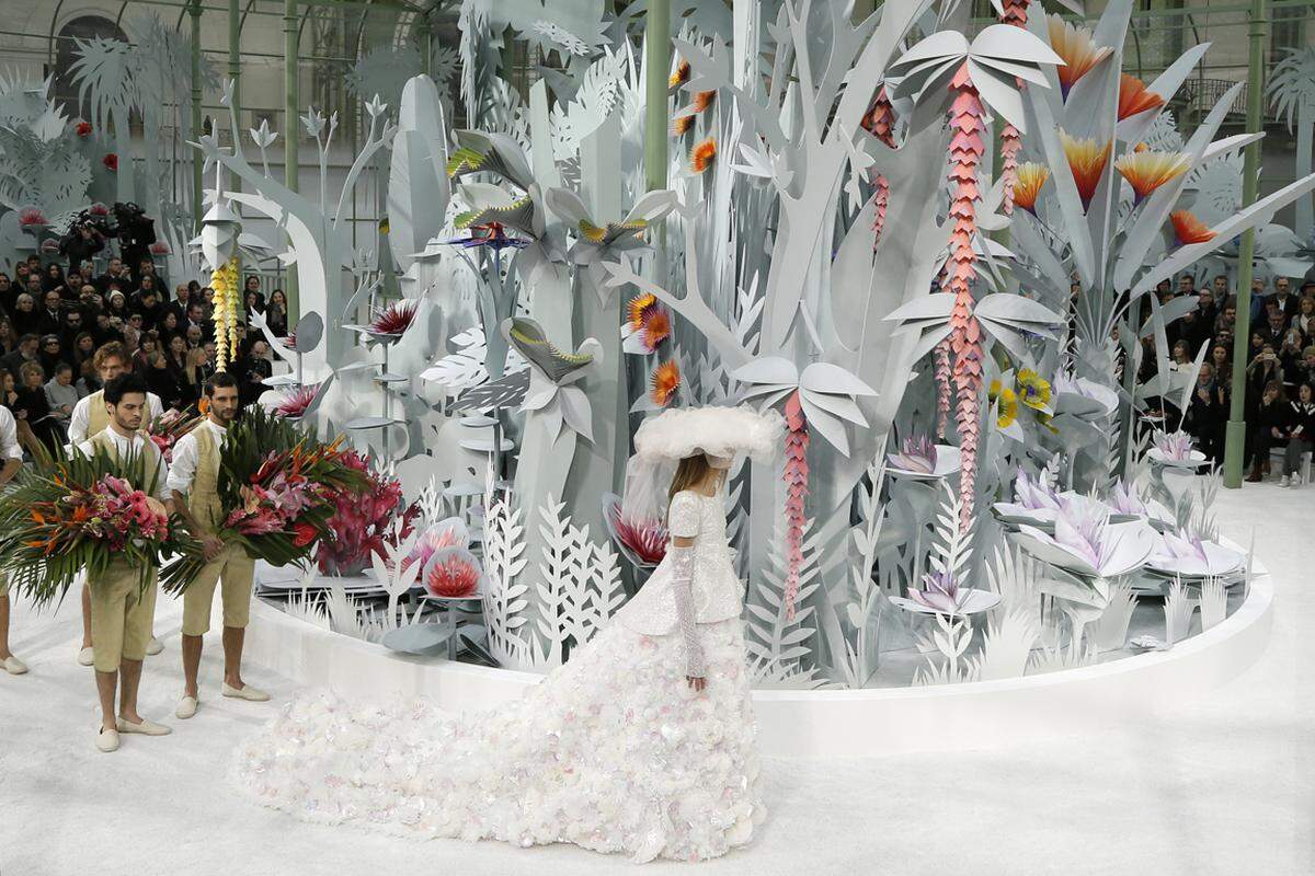 Im Grand Palais präsentierte Lagerfeld seine luftigen, pastelligen Looks rund um einen weißen Urwald. Im Bild: Chanel