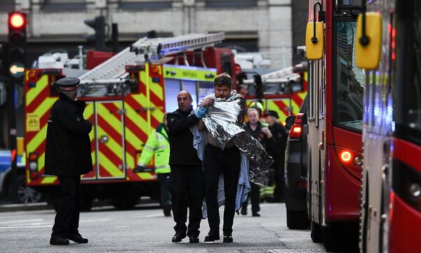 Einsatzkräfte bringen einen Verletzten in Sicherheit. 