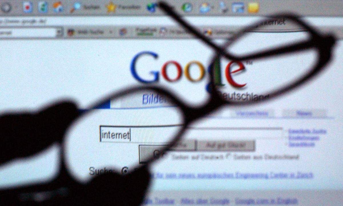 Ein US-Konzern hat es dann doch unter die Top Drei geschafft. Google ist eine Internet-Suchmaschine des US-amerikanischen Unternehmens Google LLC. Der Begriff "googeln" ist allgemein anerkannt und wurde 2004 erstmalig auch in den Duden aufgenommen. Dort wird es mit "mit Google im Internet suchen, recherchieren" beschrieben. 