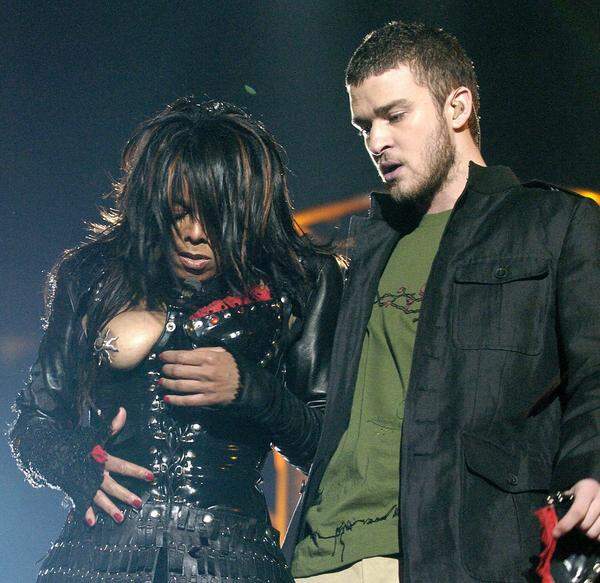 Die verfehlte Hymne gilt nicht als erster Patzer in der Geschichte des Super Bowl. Popsänger Timberlake hatte im Jahr 2004 bei der Halbzeitshow des Football-Finales seiner Kollegin Janet Jackson so zügig ans Bustier gegriffen, dass für den Bruchteil einer Sekunde ihre Brust zu sehen war - im prüden Amerika ein Skandal.