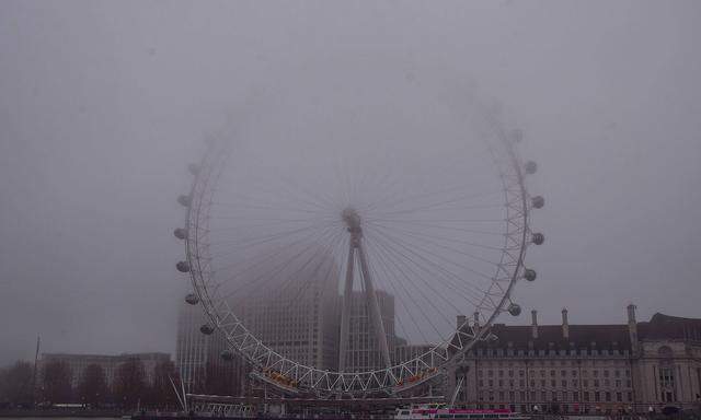 December 19, 2021, London, United Kingdom: A dense fog covers the London Eye. London United Kingdom - ZUMAs197 20211219
